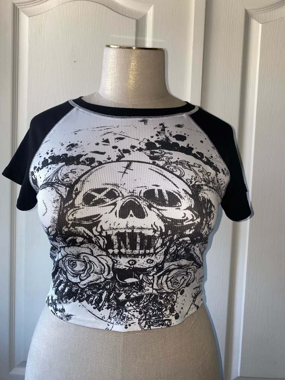 ROMWE Skull and Rose Graphic Ribbed Raglan Crop Top